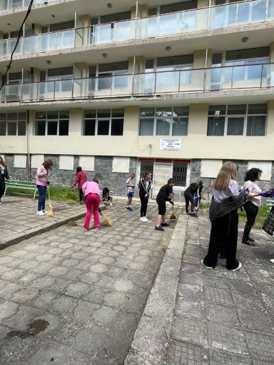 Акция за почистване на района на училището  12