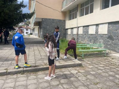 Акция за почистване на района на училището  1