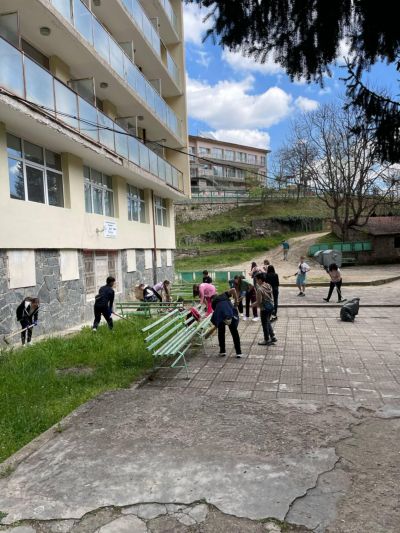 Акция за почистване на района на училището  4