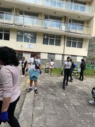 Акция за почистване на района на училището  5