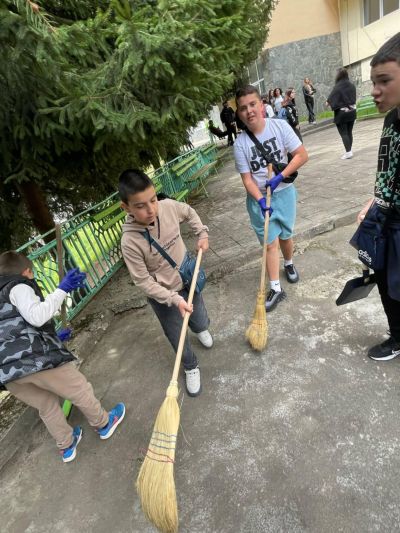 Акция за почистване на района на училището  6