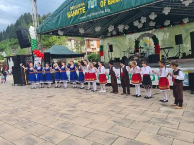Изяви на танцовите групи от СУ "Христо Ботев" с. Баните по НП "Заедно в изкуствата и в спорта" на празника на Община Баните и минералната вода 3