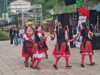 Изяви на танцовите групи от СУ "Христо Ботев" с. Баните по НП "Заедно в изкуствата и в спорта" на празника на Община Баните и минералната вода 7