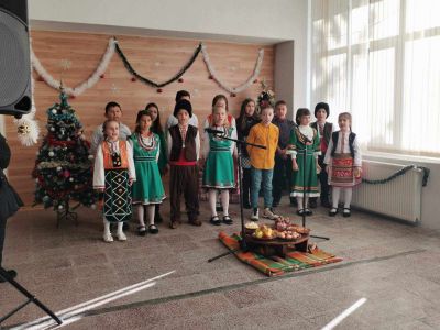 Коледно тържество на СУ "Христо Ботев" с. Баните 5